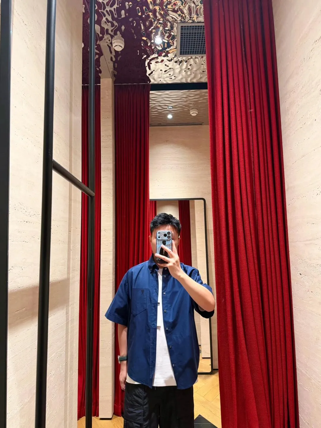 [Upper body picture] Ami Paris love pocket embroidered short-sleeved shirt (Blue)